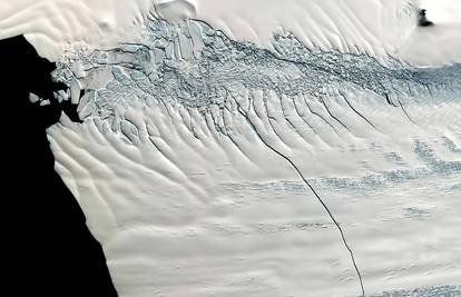 Pukotina duga 30 km: Golemi ledenjak lomi se od Antarktike