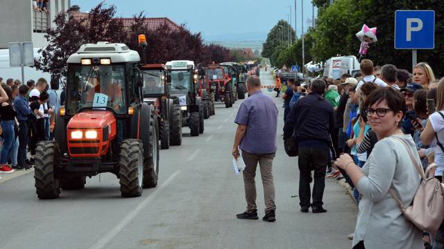 Utrka traktora na Festivalu GraÅ¡evine u Kutjevu