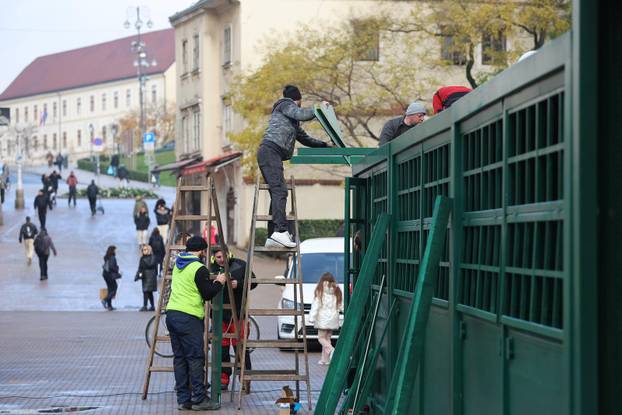 Zagreb: Postavljanje adventskih kućica na Trgu bana Josipa Jelačića