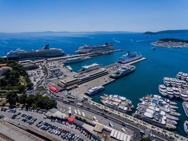 Pogled iz zraka na gužvu u splitskoj trajektnoj luci