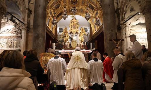 FOTO VELIKI PETAK Ovako su se okupili vjernici u Zadru i Splitu