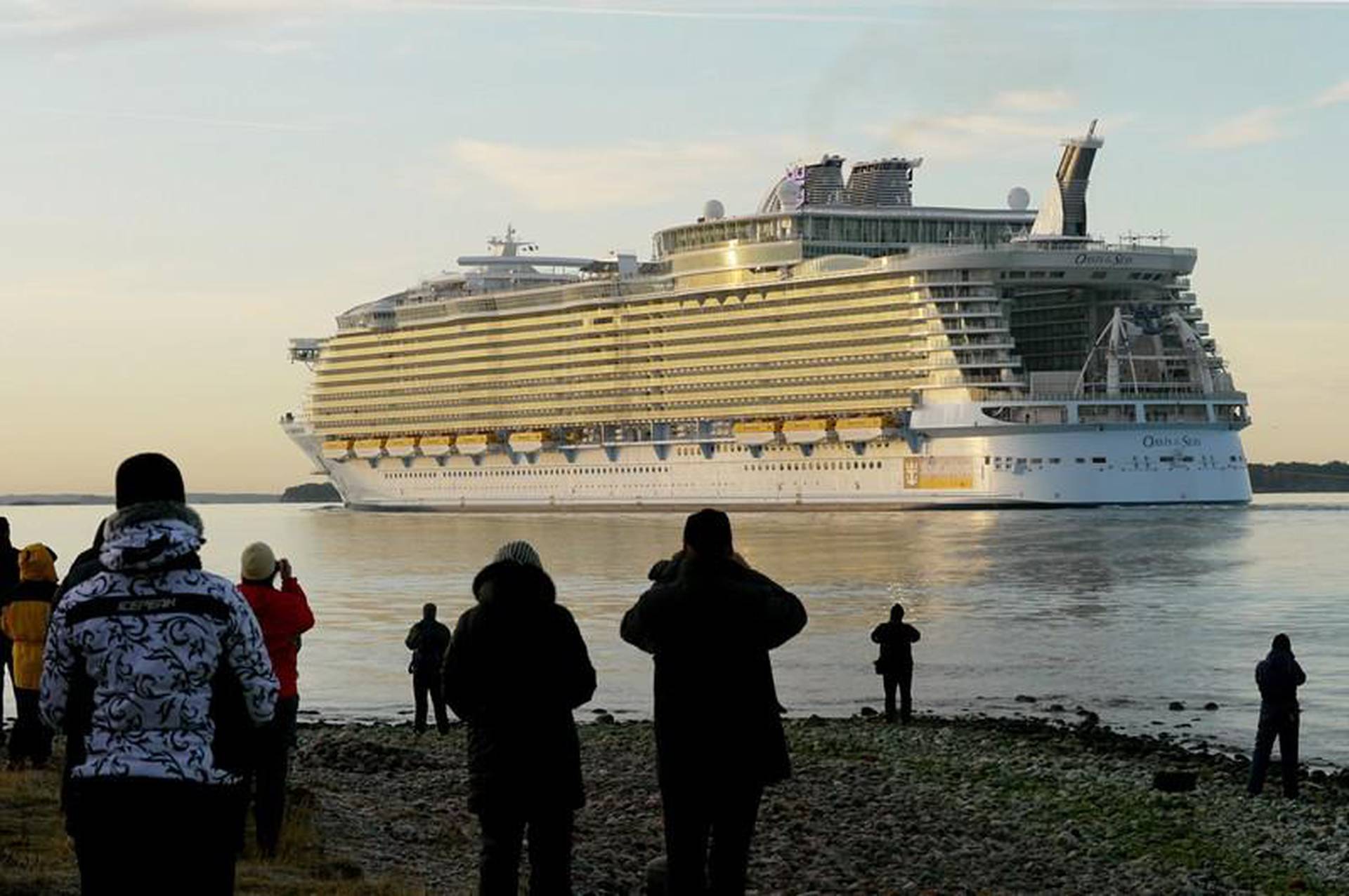 Новый лайнер больше титаника 2024. Оазис круизный лайнер и Титаник. Oasis of the Seas и Титаник. Самый большой лайнер круизный в мире и Титаник. Оазис морей круизный лайнер сравнение с Титаником.