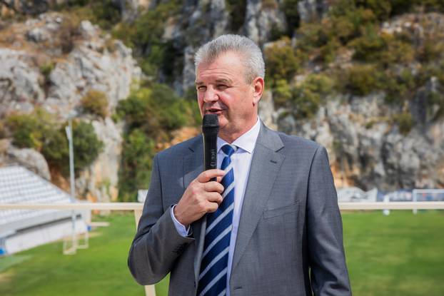 Imotski: Otkriven spomenik Mati Parlovu ispred stadiona Gospin Dolac