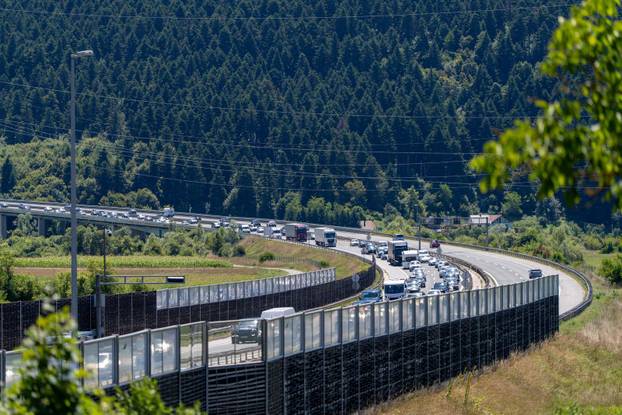Otočac: Nastala kolona zbog prometne nesreće u tunelu Brezik u smjeru Zagreba