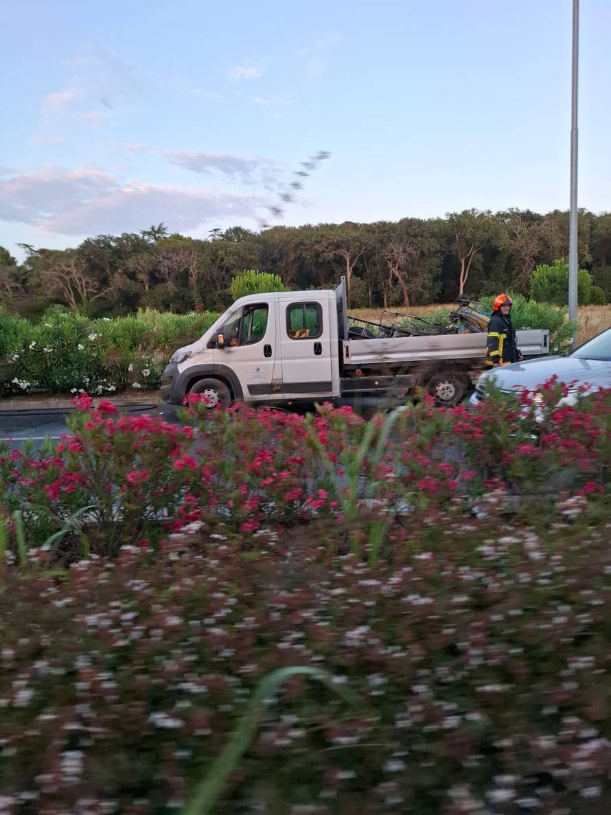 NEVJEROJATNA SNIMKA IZ PULE! Majstore, gori ti prikolica: 'Svi su mu trubili, a on je vozio...'