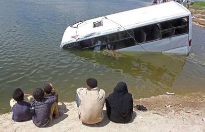 Minibus je s trajekta pao u Nil, poginulo je najmanje 17 ljudi