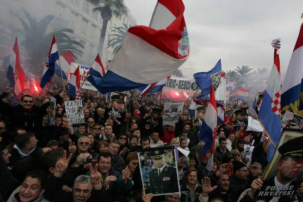 ARHIVA - Prepuna splitska riva tijekom skupa podrške uhićenom generalu  