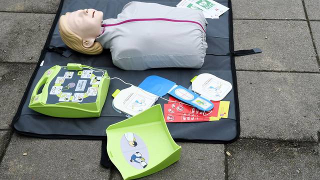 Novska: Povodom Svjetskog dana oživljavanja na glavni gradski trg postavljen javni defibrilator