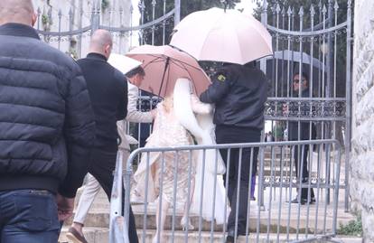 Split: Iris Rajčić zaštićena kišobranima dolazi u crkvu na svadbu 