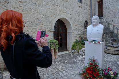 FOTO Otkriven spomenik Vinku Coci u njegovom rodnom Trogiru