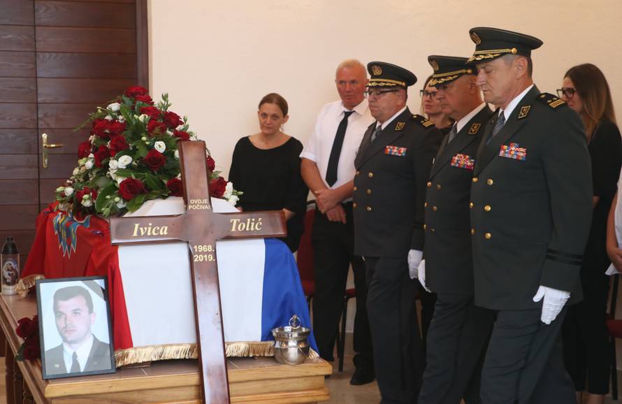 Imotska krajina oprostila se od svoga komodora Ivice Tolića