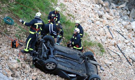 Četvero ozlijeđeno u slijetanju vozila u 35-metarsku provaliju