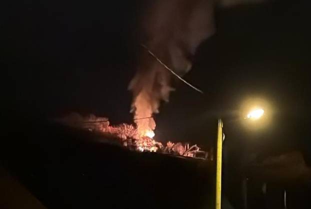 FOTO Prizori sa zgarišta na Okrugljaku: Vatrogasci zaštitili dvije manje štale sa životinjama