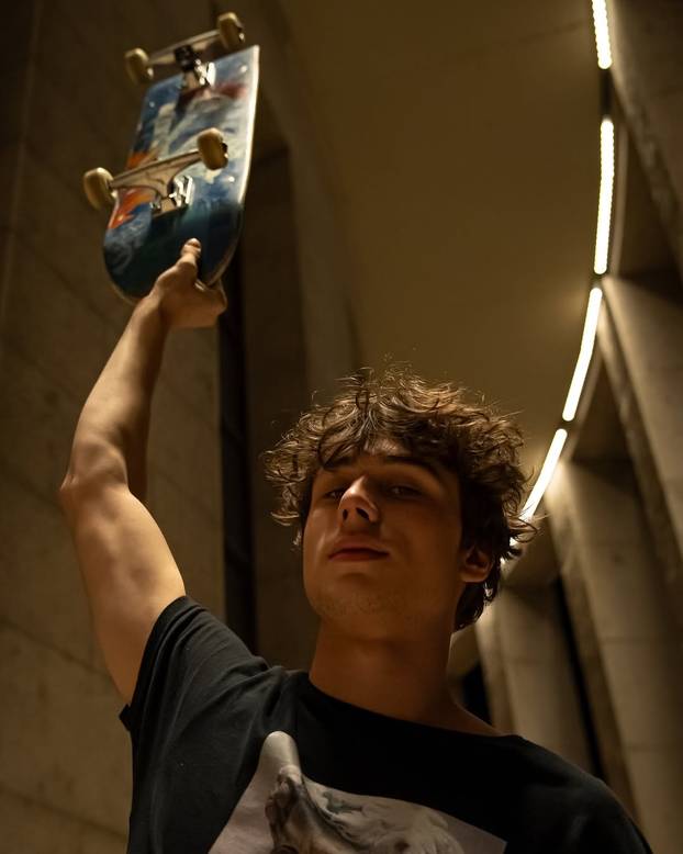 Tko su zvijezde nove hit serije 'Sram': Sjajno glume tinejdžere, neki imaju i preko 30 godina