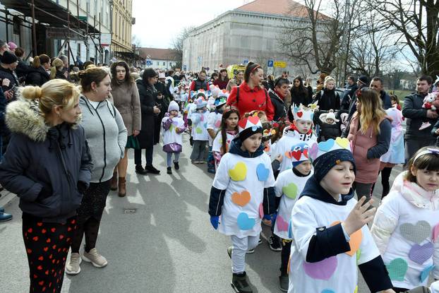 Sisak: Nekoliko stotina mališana iz dječjih vrtića i osnovnih škola sudjelovalo je na tradicionalnom Sisačkom fašniku