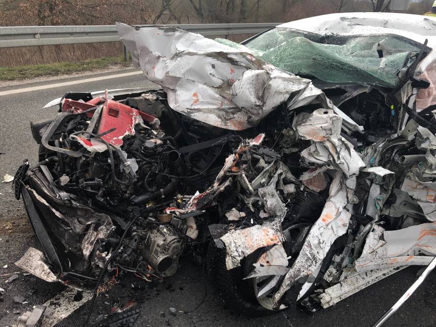 Naglo je skrenuo, zabio se u kamion i ostao zgnječen ispod