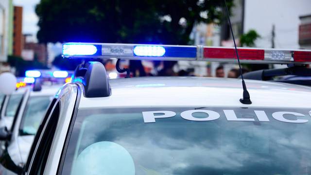Čikaški policajac pucao u dječaka (13) osumnjičenog za krađu auta, u teškom je stanju