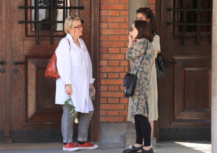 Beograd: Žene s cvijećem okupljaju se ispred crkve Svetog Antuna Padovanskog na ispraćaj Mateja Periša