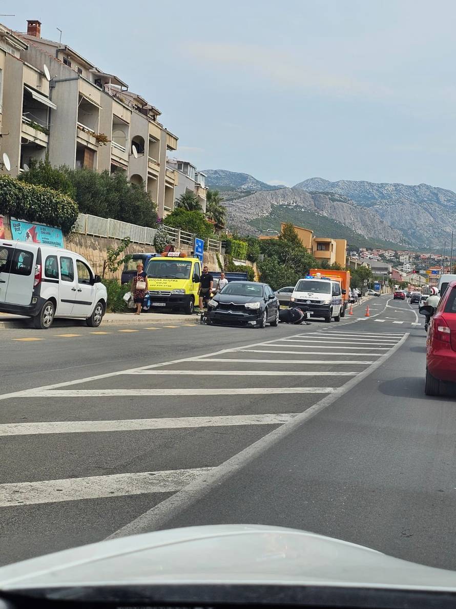 Sudar auta i motora u Solinu: Jedan čovjek lakše ozlijeđen