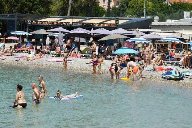 Vodice: Turisti uživaju na plažama i u obilasku grada