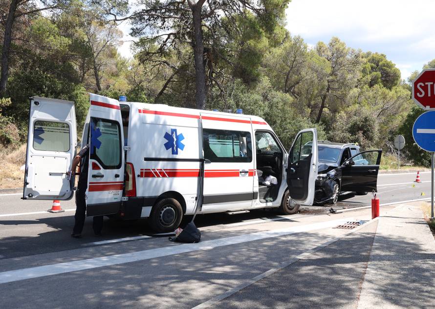 Šibenik: Sudar automobila i vozila saniteta kod Morinjskog mosta, šest osoba prevezeno u bolnicu 
