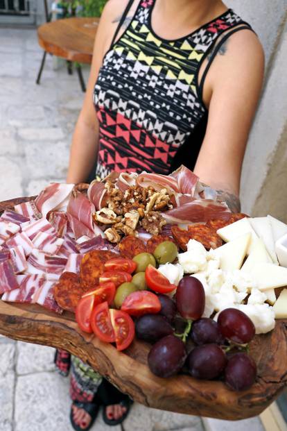 FOTO Jaja u tempuri oduševila su gladne turiste u Šibeniku