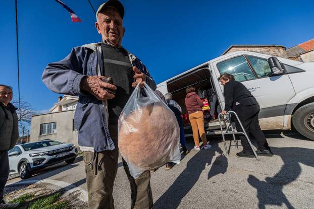 Katuni Kre&scaron;evo: Reporta&zcaron;a o dostavi kruha u malenim zaselcima Dalmatinske zagore