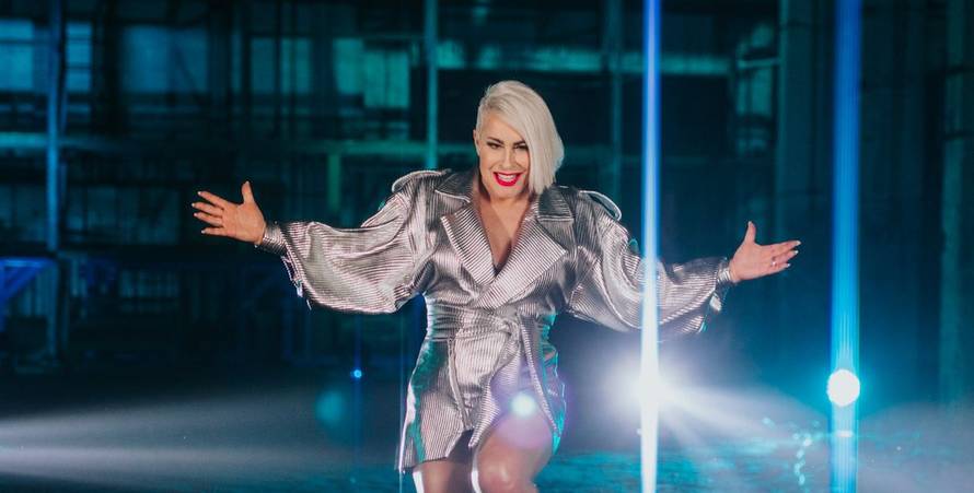 Iako je morala otkazati nastup, Indira je fanovima poklonila novu pjesmu i oduševila ih