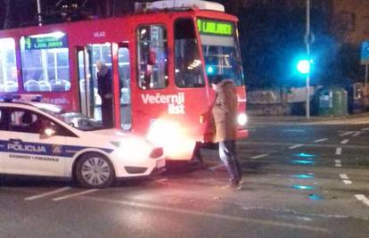 Nitko nije ozlijeđen: Policija i tramvaj se sudarili u Zagrebu