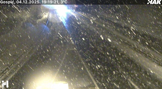 FOTO Snježni kaos kod Gospića: Autocestu zameo snijeg. HAK  se oglasio upozorenjem za vozače