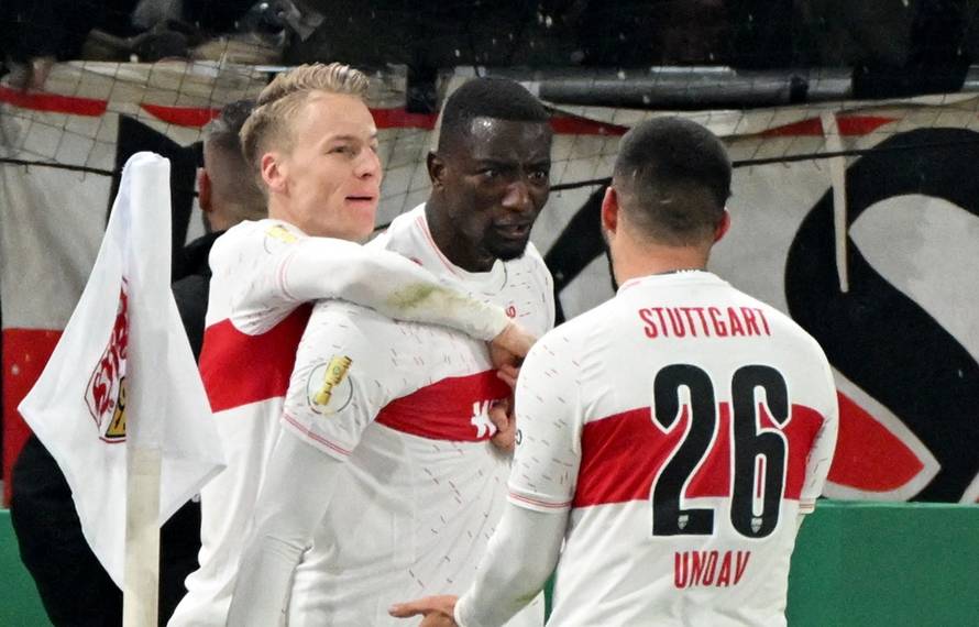 DFB Cup - Round of 16 - VfB Stuttgart v Borussia Dortmund