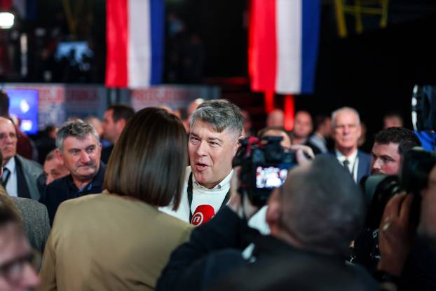 Zagreb: Slavlje u izbornom stožeru Zorana Milanovića nakon rezultata prvih izlaznih anketa