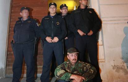 U Vukovaru su napali trojicu policajaca, lakše su ozlijeđeni 