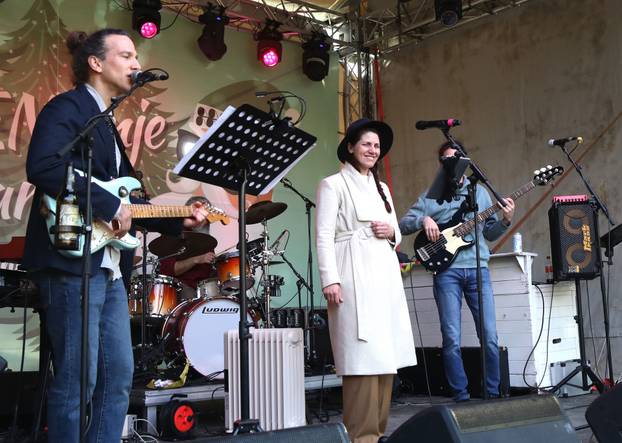 Šibenik: Brojni građani na Badnjak uživali u koncertu grupe Fenix