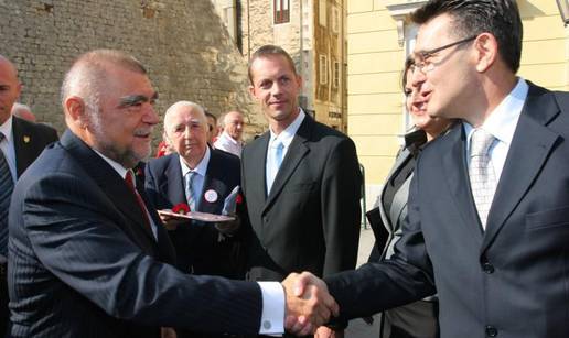 Mesić: Udžbenici su krivi što mladi slave Pavelića