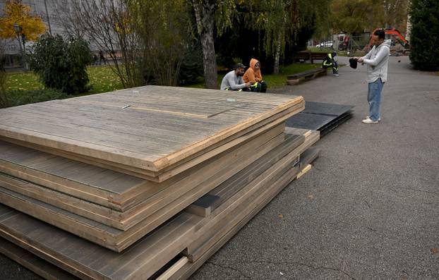 Zagreb: Postavljanje adventskih kućica na Strossmayerovom trgu
