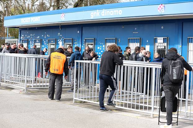Zagreb: Navijači u dugačkom redu čekaju ulaznice za utakmicu Dinamo - Hajduk
