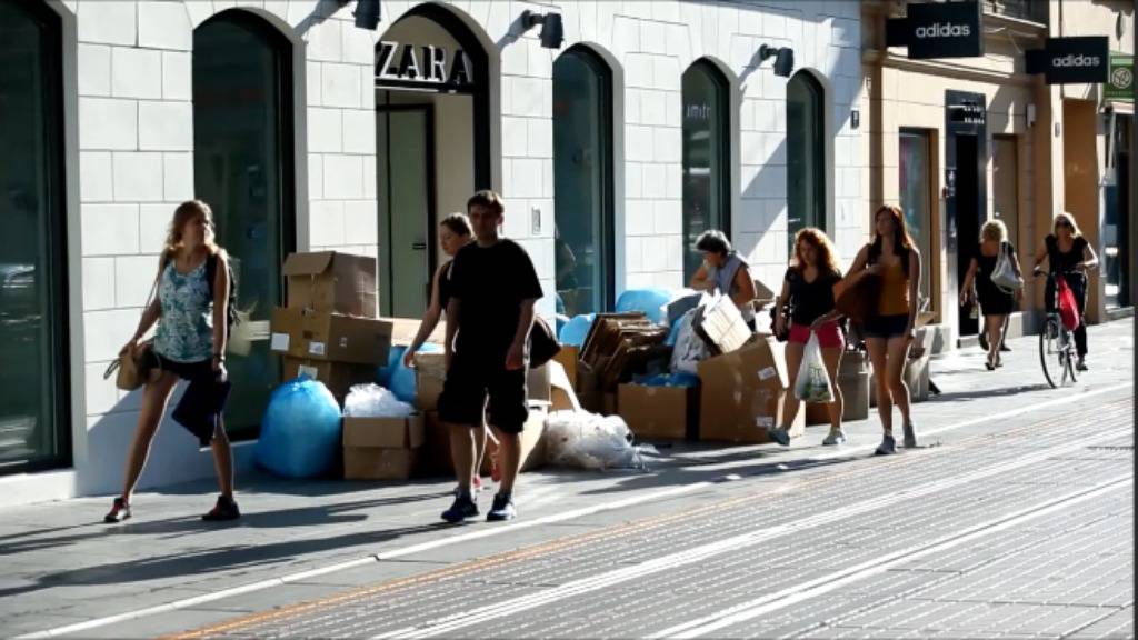 Hrpa smeća u centru Zagreba: Prolaznici ga u šoku zaobilazili