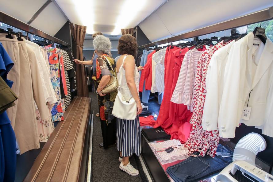 Zagreb: Na Cvjetnom trgu parkiran Varteksov Modabus gdje graÄani mogu isprobati robu