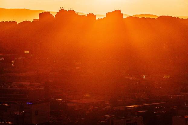 Mravince: Pogled na Split i zalazak sunca iza tmurnih oblaka