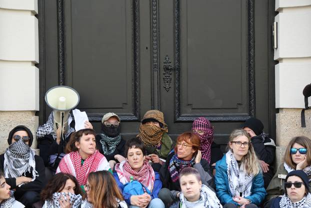 Zagreb: Blokade ulaza u Ministarstvo vanjskih i Europskih poslova, kao čin protesta protiv hrvatskog sudioništva u genocidu u Gazi