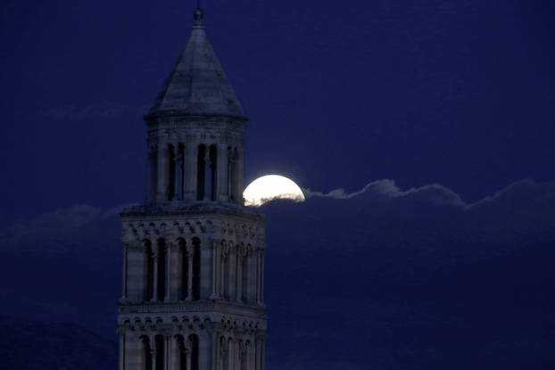 Pun mjesec iznad zvonika katedrale Sv. Dujma u Splitu