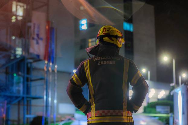 Zagreb: Dio fasade hitnog prijema KBC Zagreb odvojio se uslijed jakog vjetra