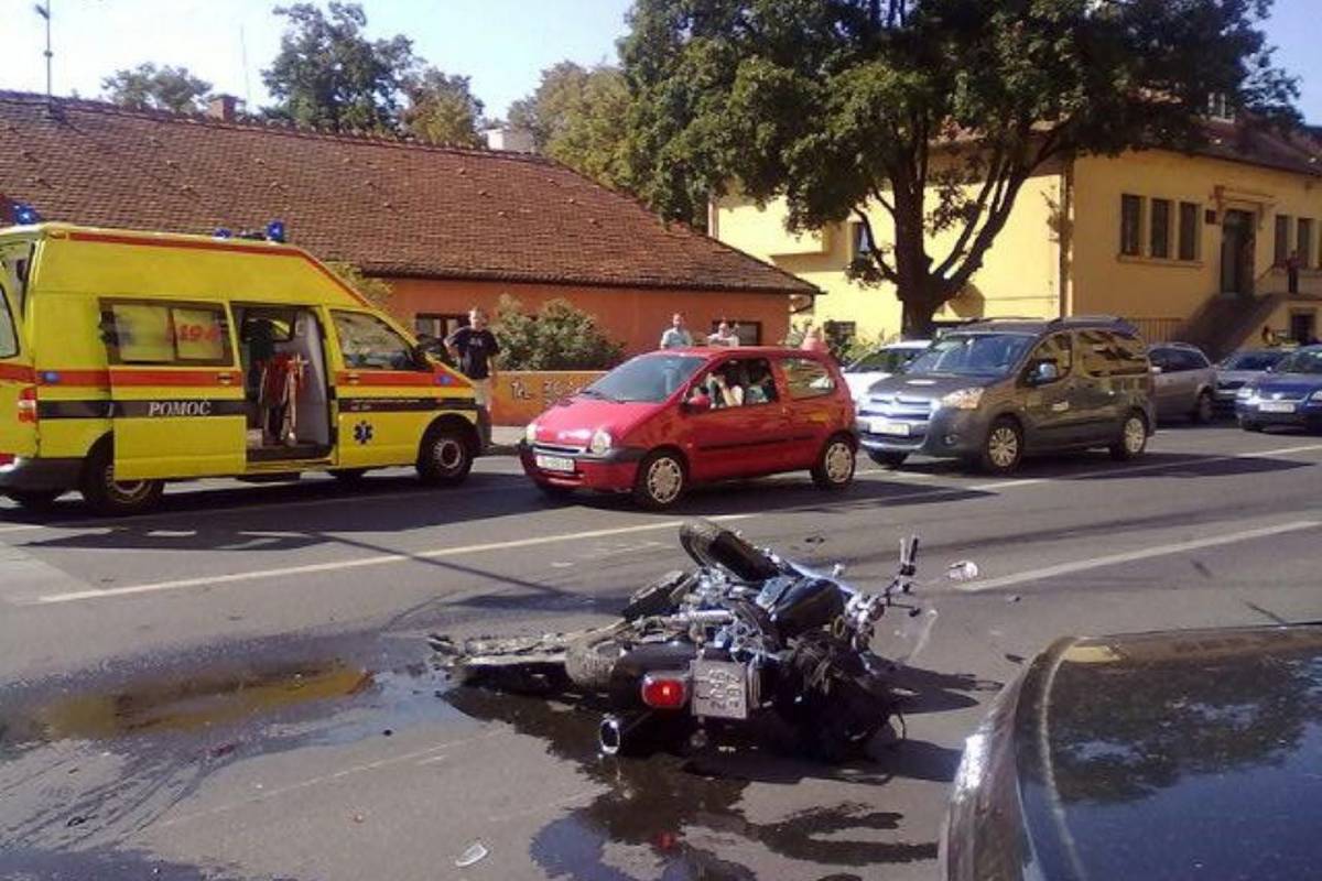 Sudarili su se auto i motocikl, motociklist na mjestu poginuo