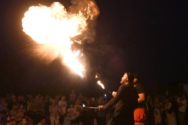 Nastup gutača vatre na Renesansnom festivalu u Koprivnici