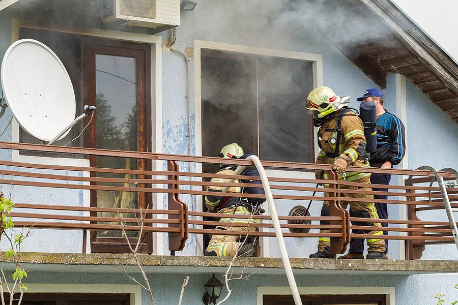 Drama u Virovitici: Dvoje male djece izvukli iz kuće u plamenu