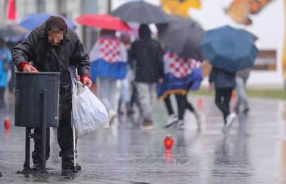 Baka Magdalena skuplja boce, sudionici Kolone sjećanja dali joj novac da se makne s kiše