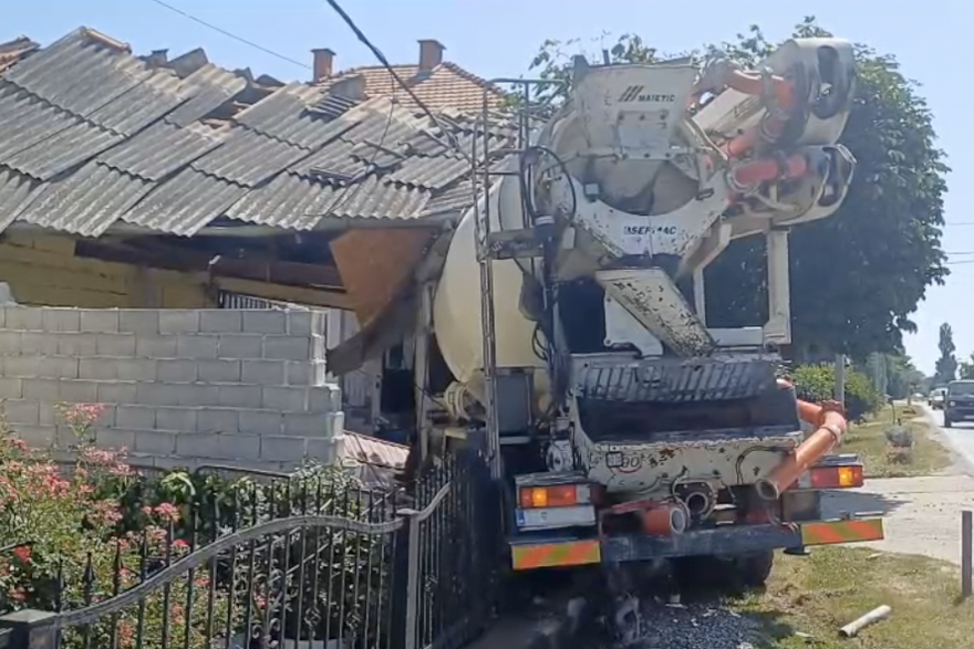 Mikser sletio u kuću