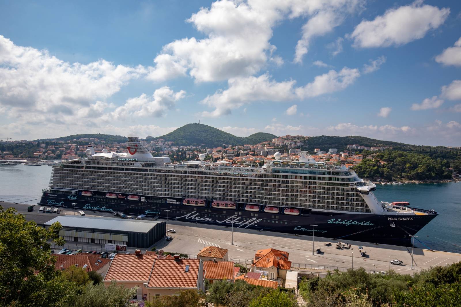 Mein Schiff 6, brod TUI Cruises na vezu u Gruškoj luci