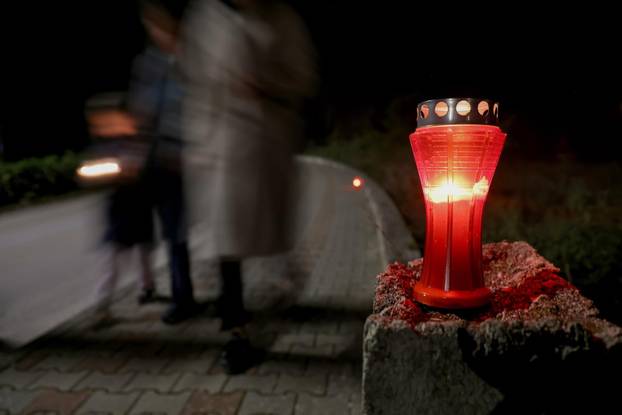 Škabrnja: Odavanje počasti poginulima paljenjem svijeća u Ulici 18. studenog 1991